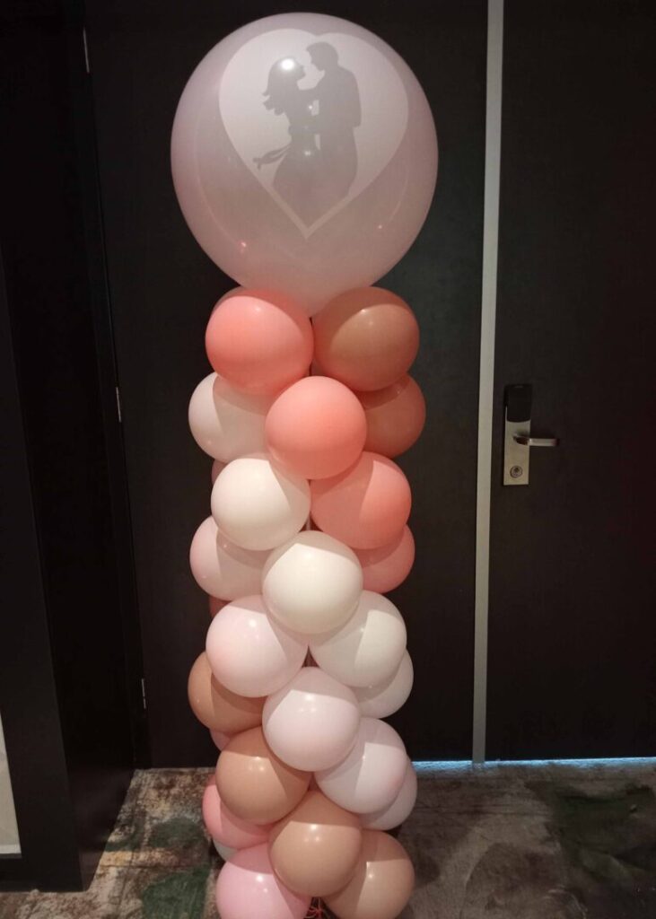 Ballonpilaar met een opdruk voor een bruiloft die gemaakt zijn door The Balloon Factory Ballonpilaar met een opdruk voor een bruiloft die gemaakt zijn door The Balloon Factory